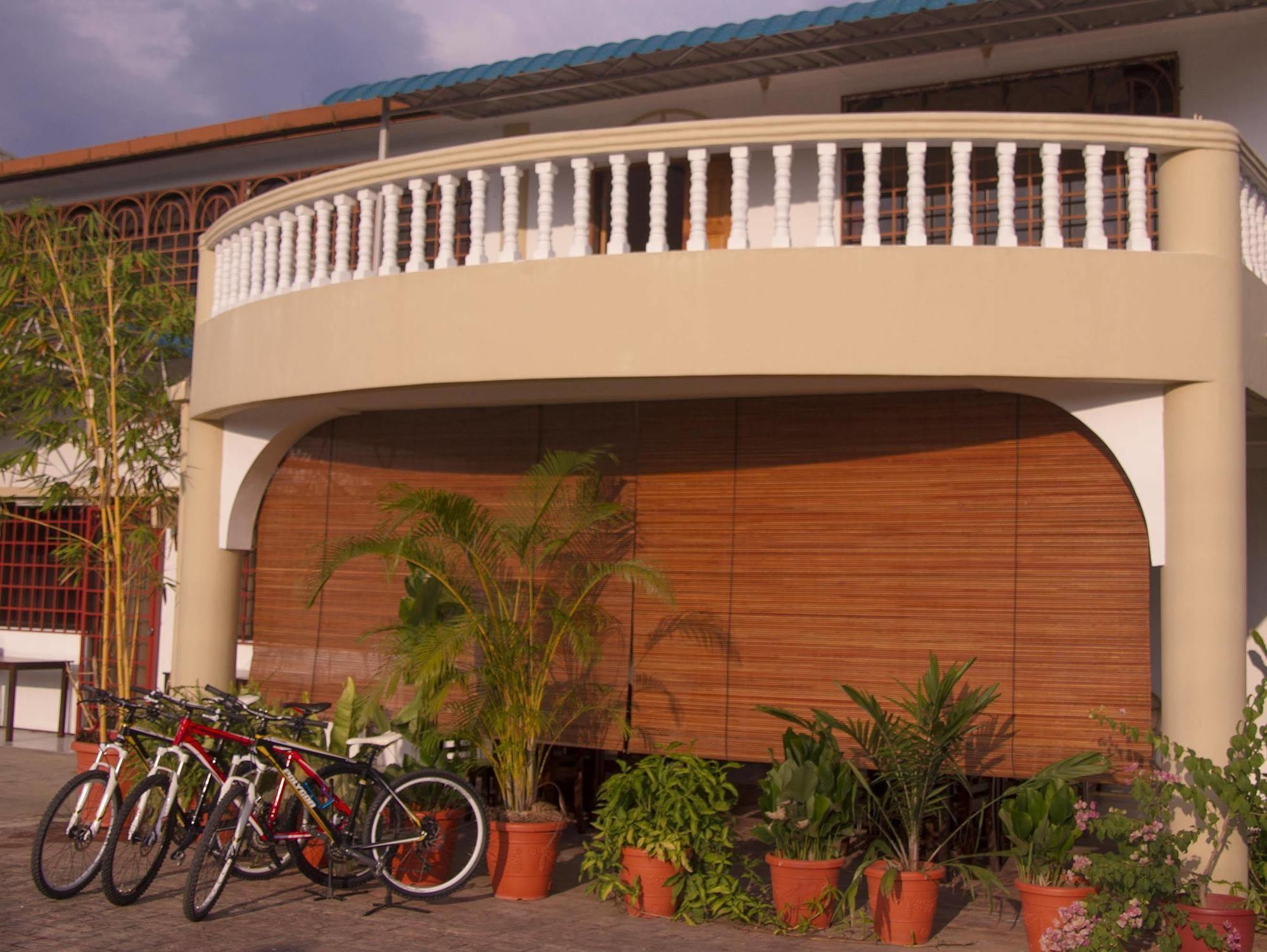 Bike And Tours Bed And Breakfast Lahad Datu Exterior foto